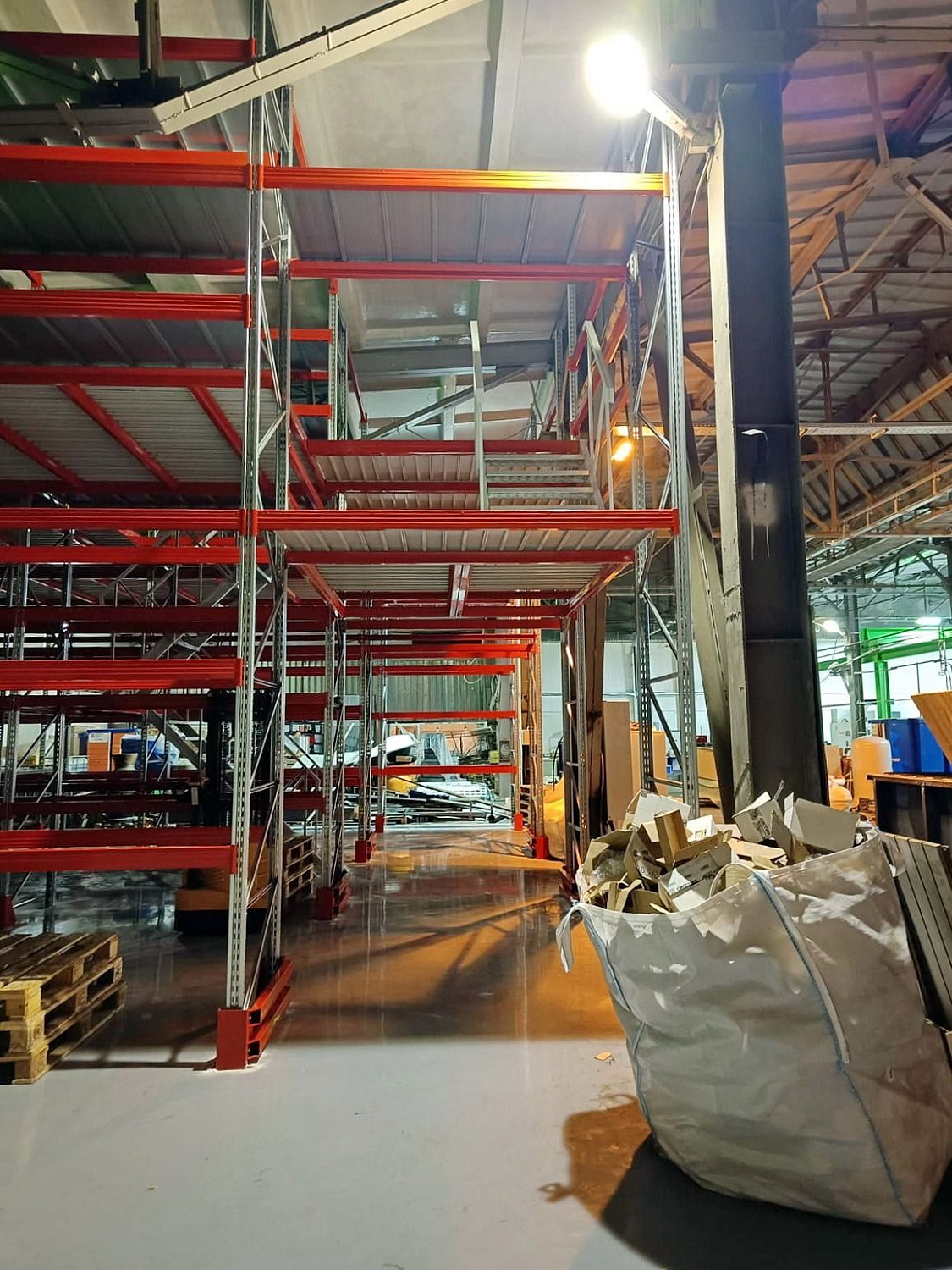 Мезонинный стеллаж трехэтажный, на рамах